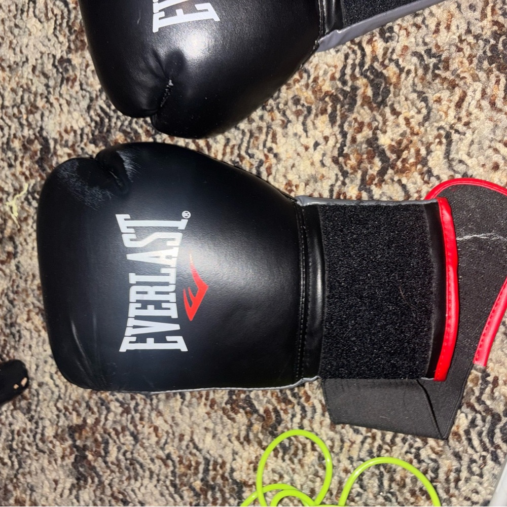 Boxing Essentials Bundle Everlast Boxing Gloves +… - image 6